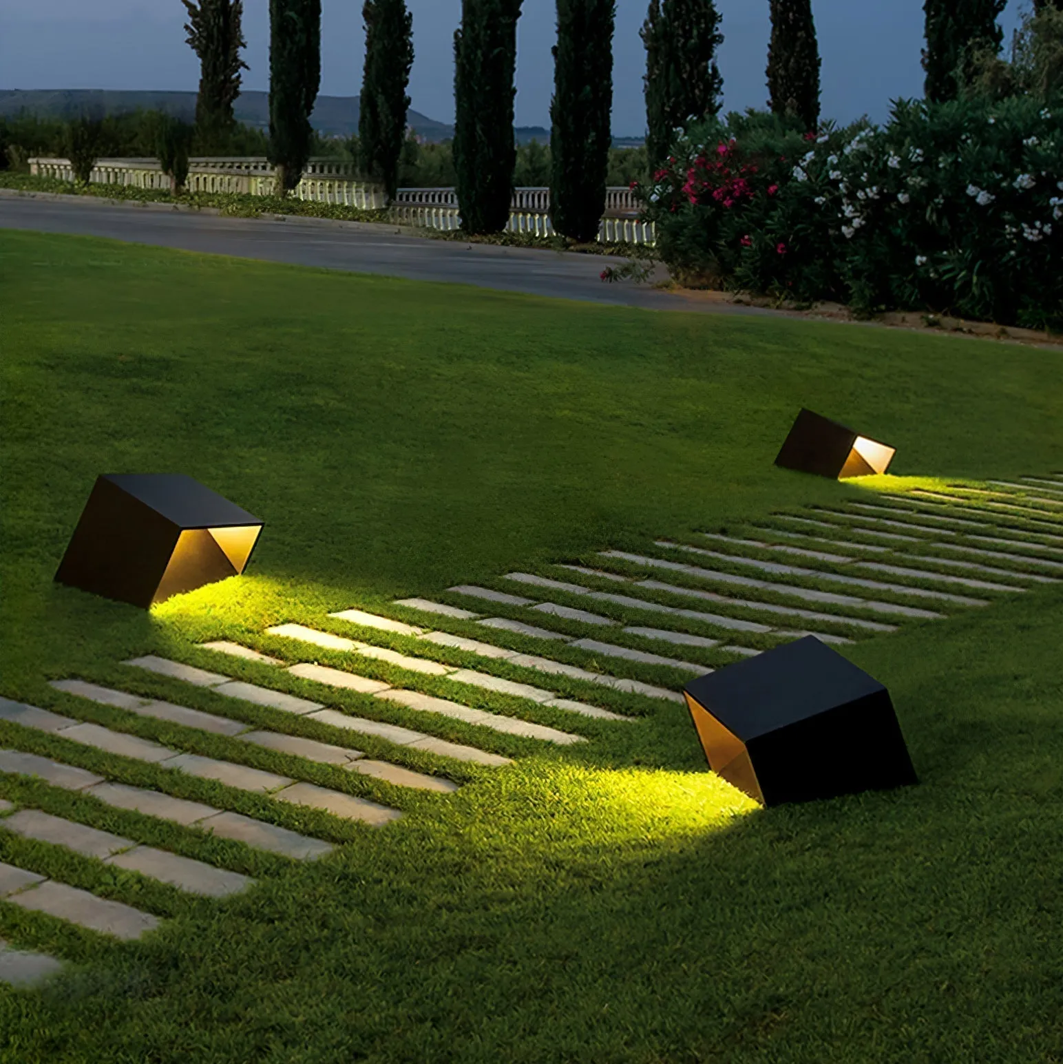 Cube Garden Solar Light – Modern Outdoor LED Lantern with Remote Control