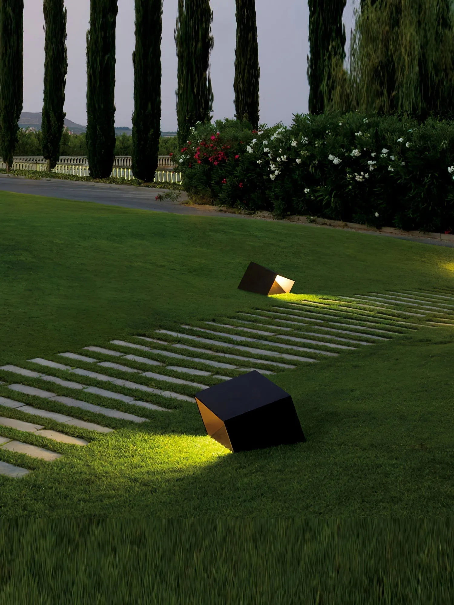 Cube Garden Solar Light – Modern Outdoor LED Lantern with Remote Control