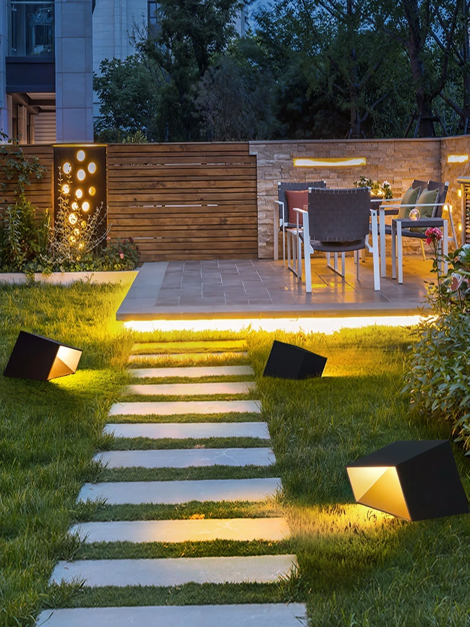 Cube Garden Solar Light – Modern Outdoor LED Lantern with Remote Control