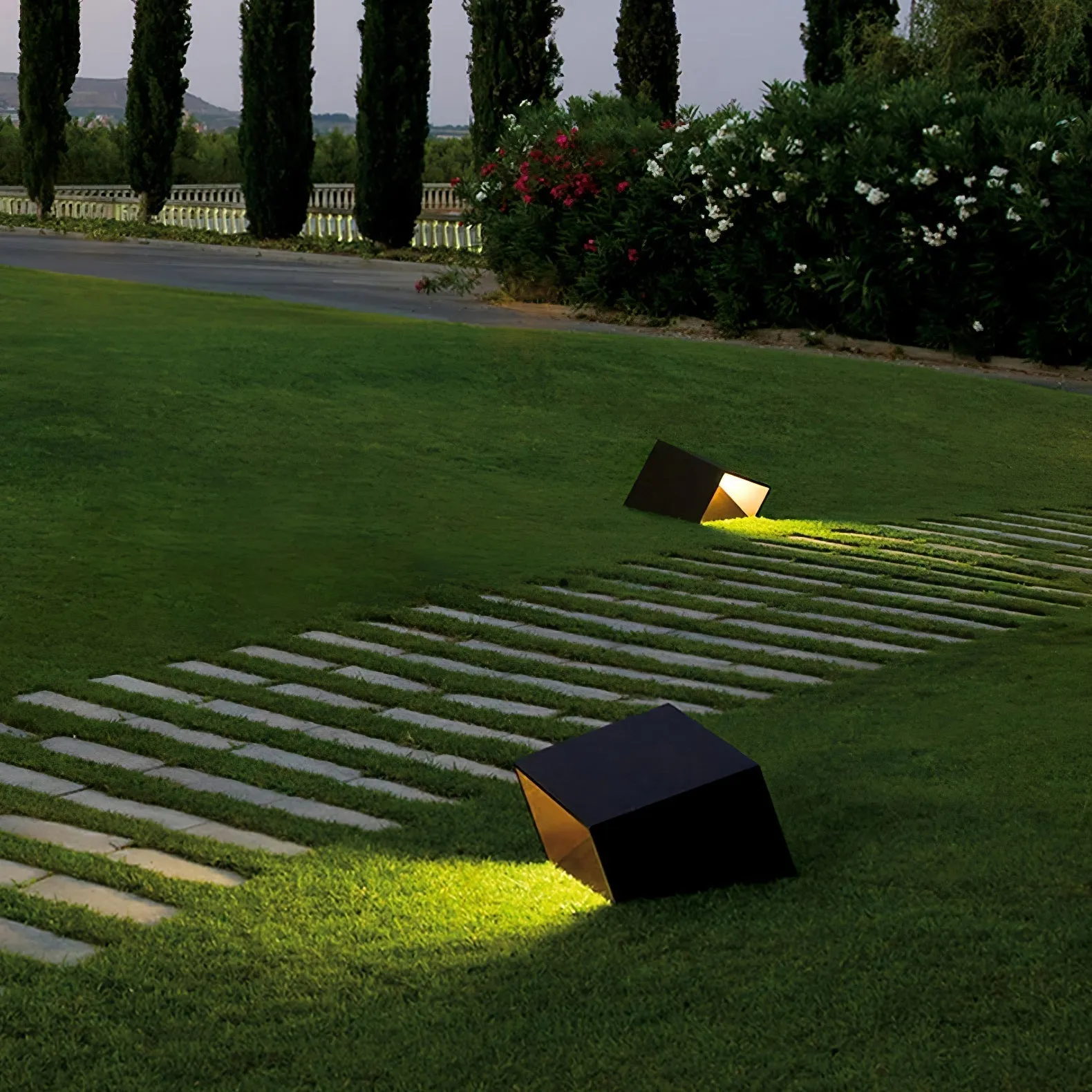 Cube Garden Solar Light – Modern Outdoor LED Lantern with Remote Control