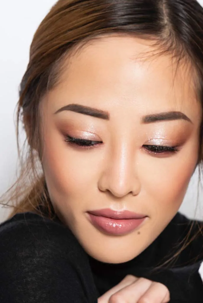 nude envie - Eye Shadow - Velvety Texture & Easy Application - Pigmented Long-Lasting Shimmer Finish - Blendable - Mirror Compact - Single Eye Shadow - Vegan, Paraben-Free & Cruelty-Free - Daring