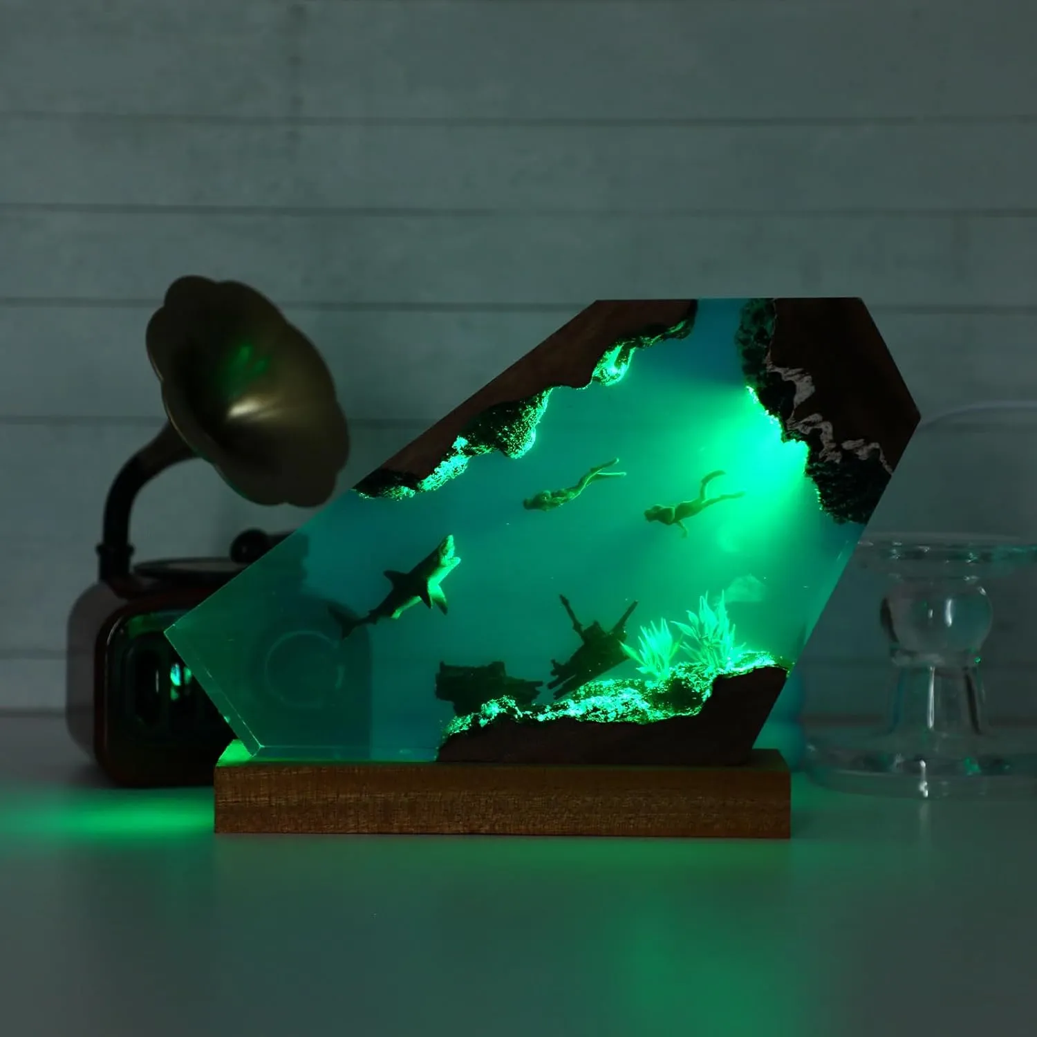 Ocean Creative Epoxy Resin Wood Light Lamp, Handmade Multi Color Aquatic Ocean Lamp Deep Sea Diver Cave Diving Enthusiasts Led Night Light Desktop Decor Christmas Birthday Gift (White Shark, S)