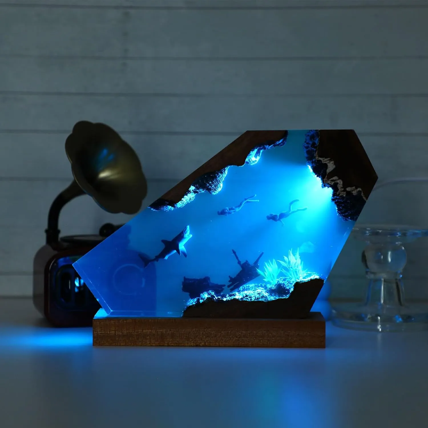Ocean Creative Epoxy Resin Wood Light Lamp, Handmade Multi Color Aquatic Ocean Lamp Deep Sea Diver Cave Diving Enthusiasts Led Night Light Desktop Decor Christmas Birthday Gift (White Shark, S)
